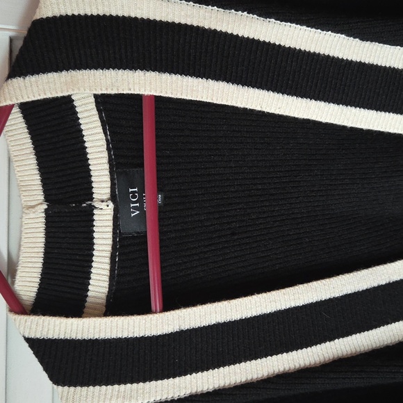 VICI Cream And Black Sweater With Pockets On Each Side. - Picture 3 of 6